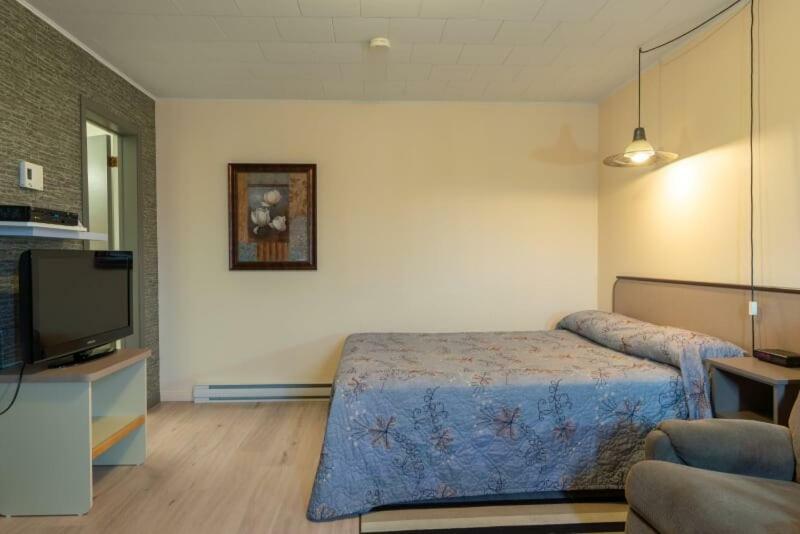 Motel Claude Degelis Buitenkant foto