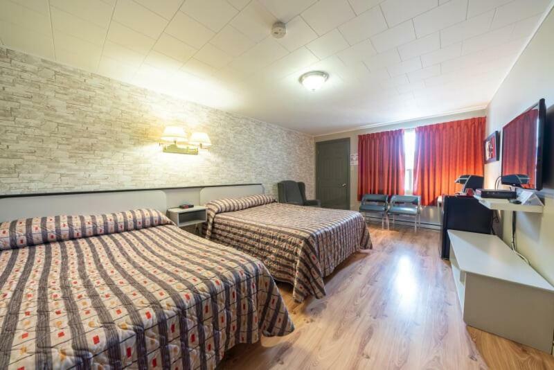Motel Claude Degelis Buitenkant foto