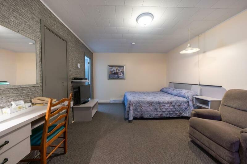 Motel Claude Degelis Buitenkant foto
