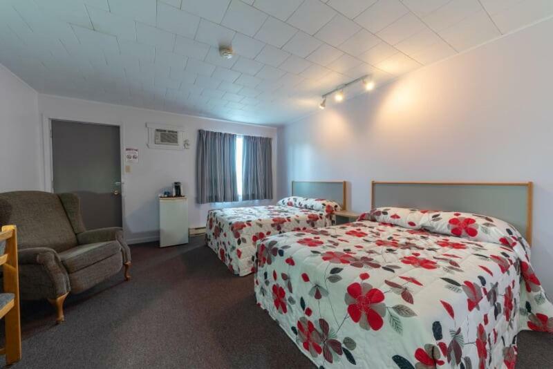 Motel Claude Degelis Buitenkant foto