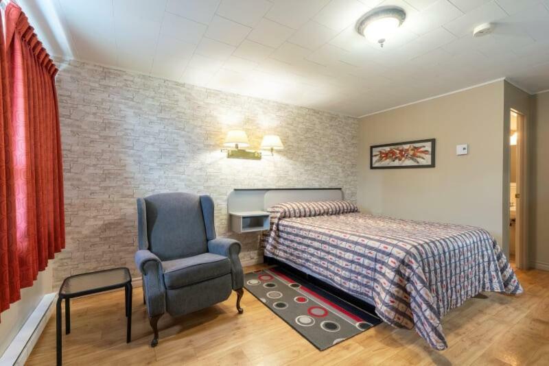 Motel Claude Degelis Buitenkant foto