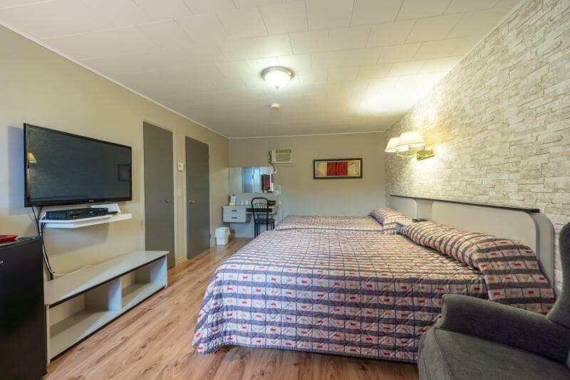Motel Claude Degelis Buitenkant foto